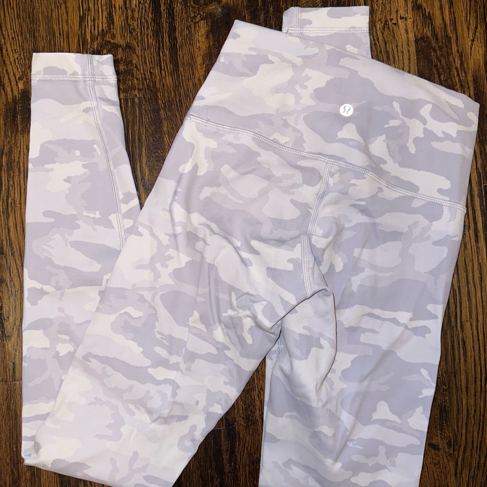 Lululemon Wunder Under High-Rise Tight 28" *Luxtreme
Size 4